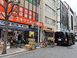 【横浜市】横浜駅西口街路灯塗装工事